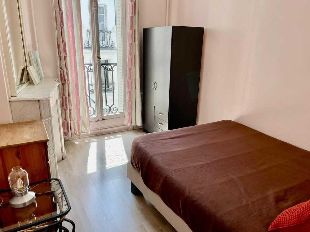 City Apartment, 4 Bedrooms, City View photo 2