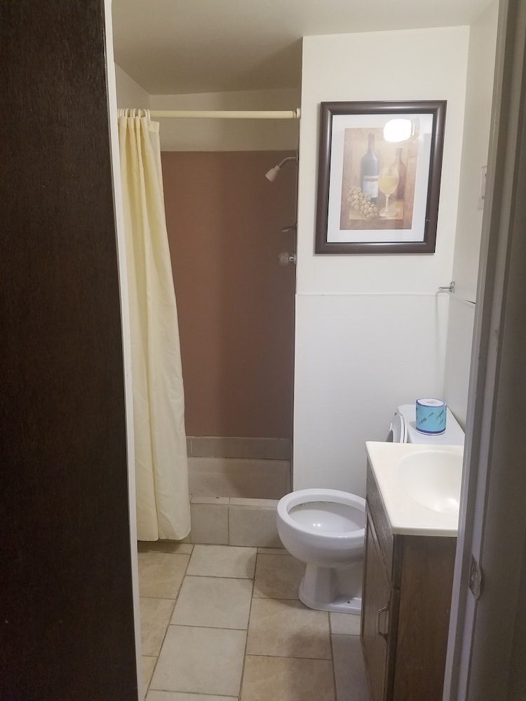 Standard Room, 1 Queen Bed photo 2
