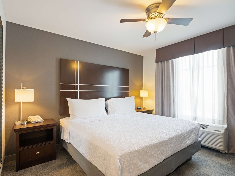 Studio, 1 King Bed, Accessible, Bathtub photo 2