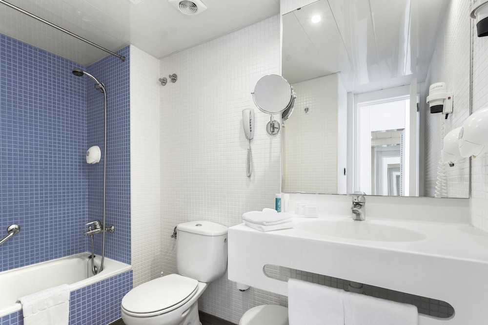 Standard Triple Room, City View - Photo 12