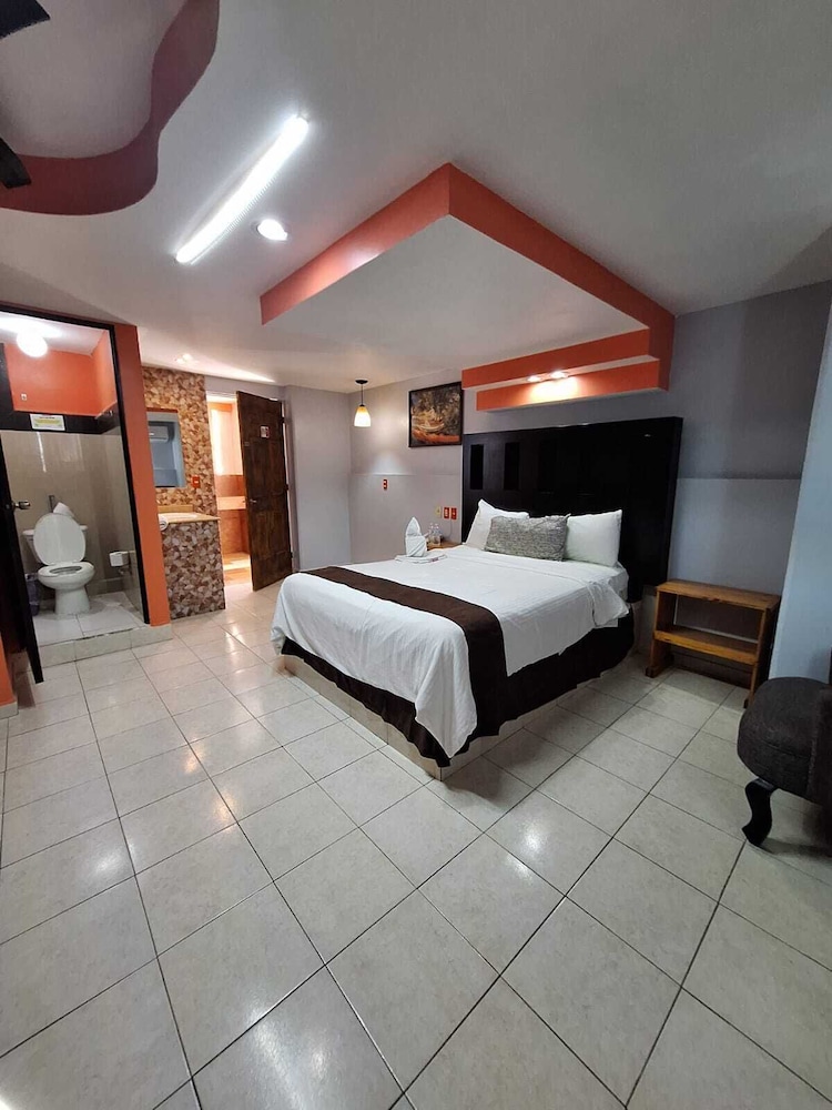 Classic Room, 1 Queen Bed photo 2