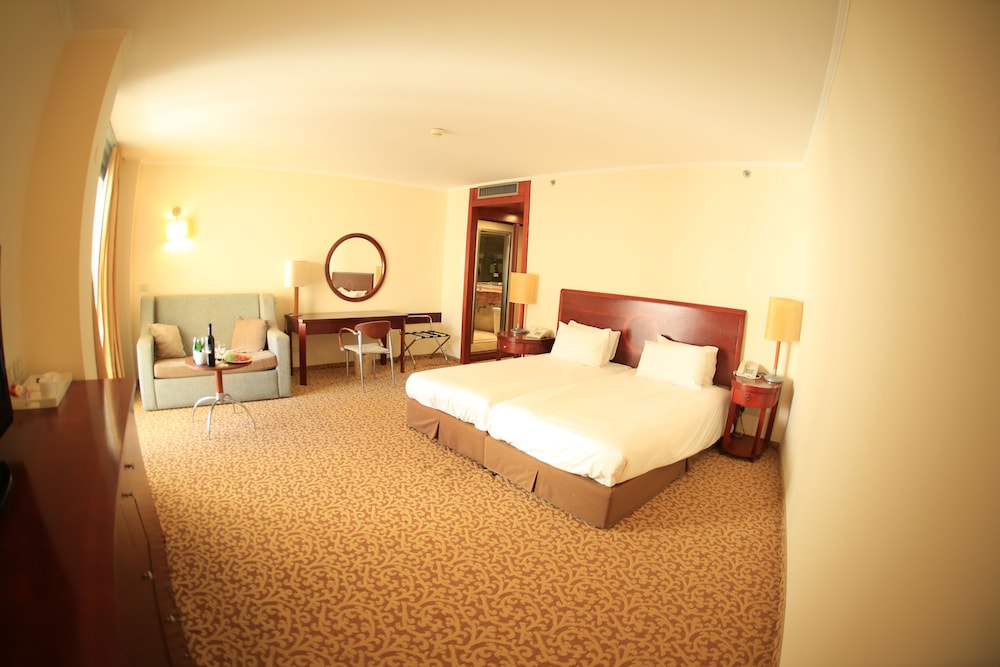 Deluxe Room, Pool View - Photo 2