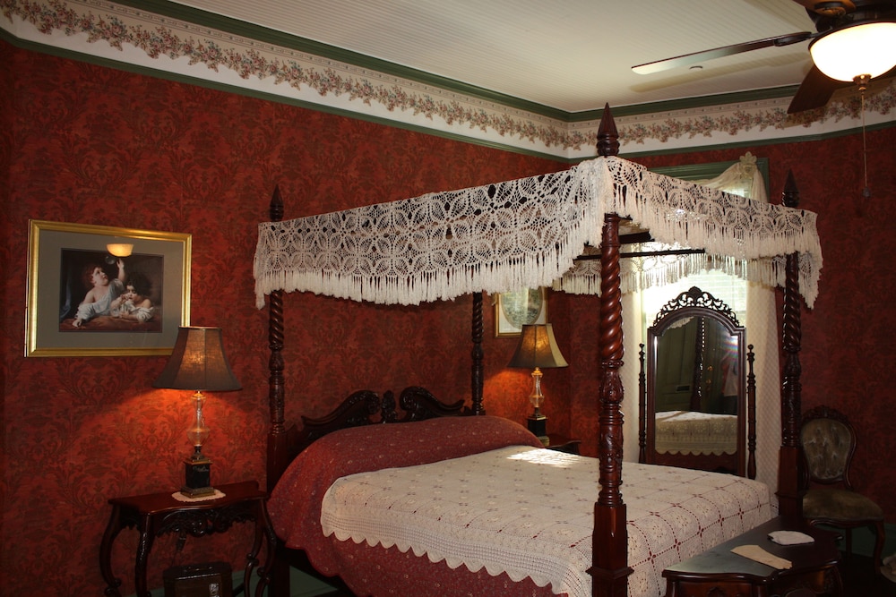 Romantic Double Room, 1 Queen Bed (Ribbons and Roses) photo 2