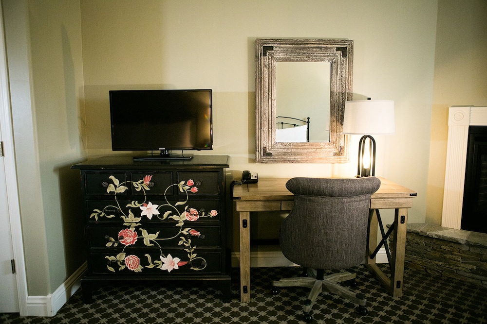 Standard Room, 2 Queen Beds, Garden View - Photo 2