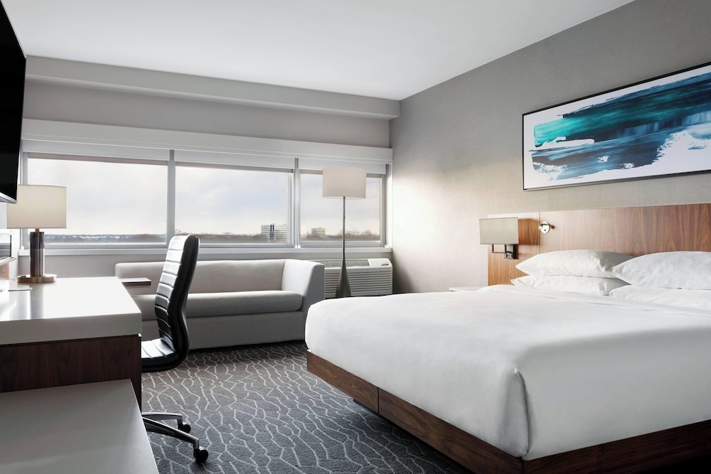 Room, 1 King Bed (Mobility Accessible, Tub) - Photo 3