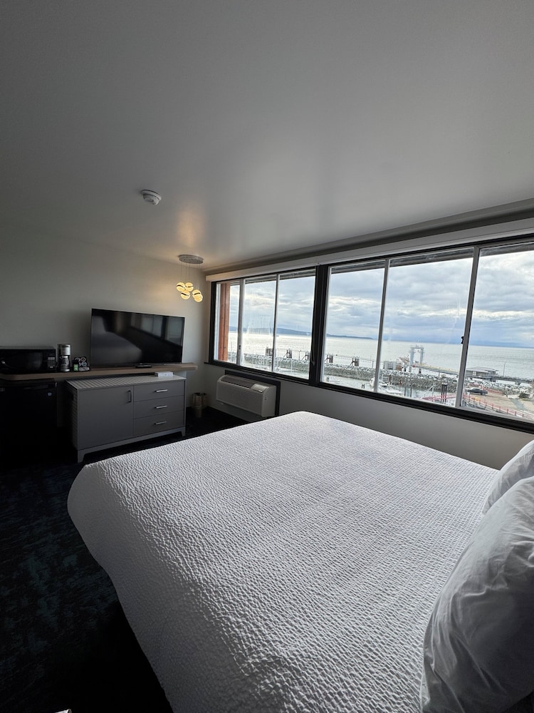 Comfort Room, 1 King Bed, Kitchenette photo 1