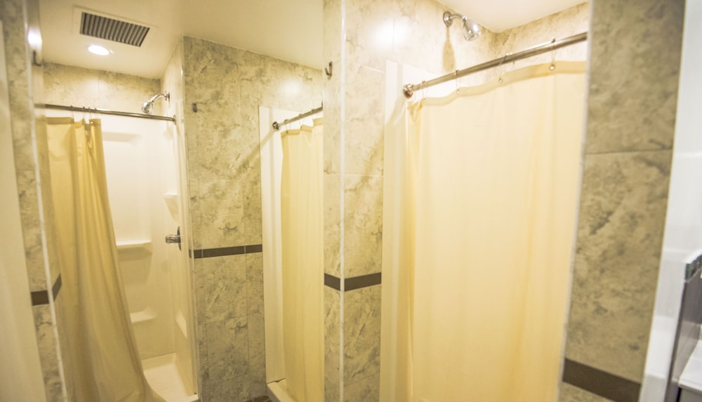 Room, 1 Queen Bed, Private Bathroom photo 1