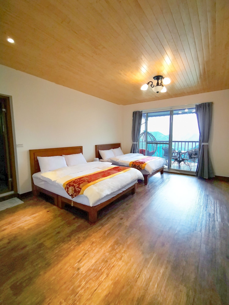 Superior Quadruple Room, 2 Double Beds, Non Smoking, Mountain View photo 3