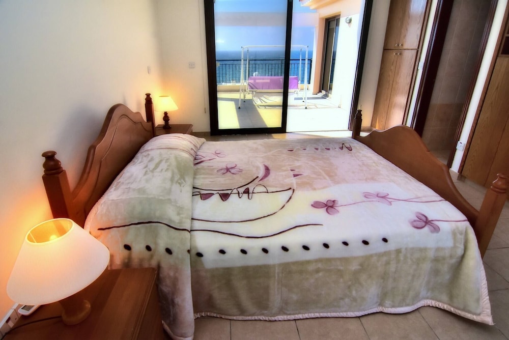 Villa, 5 Bedrooms, Smoking, Pool View photo 1