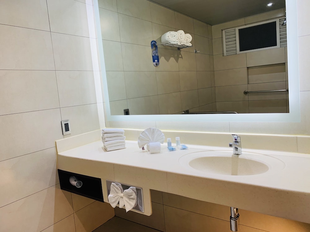 Suite, 2 Queen Beds, City View