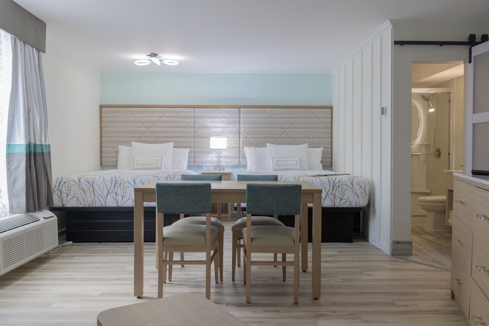 Deluxe Room, Multiple Beds - Photo 21
