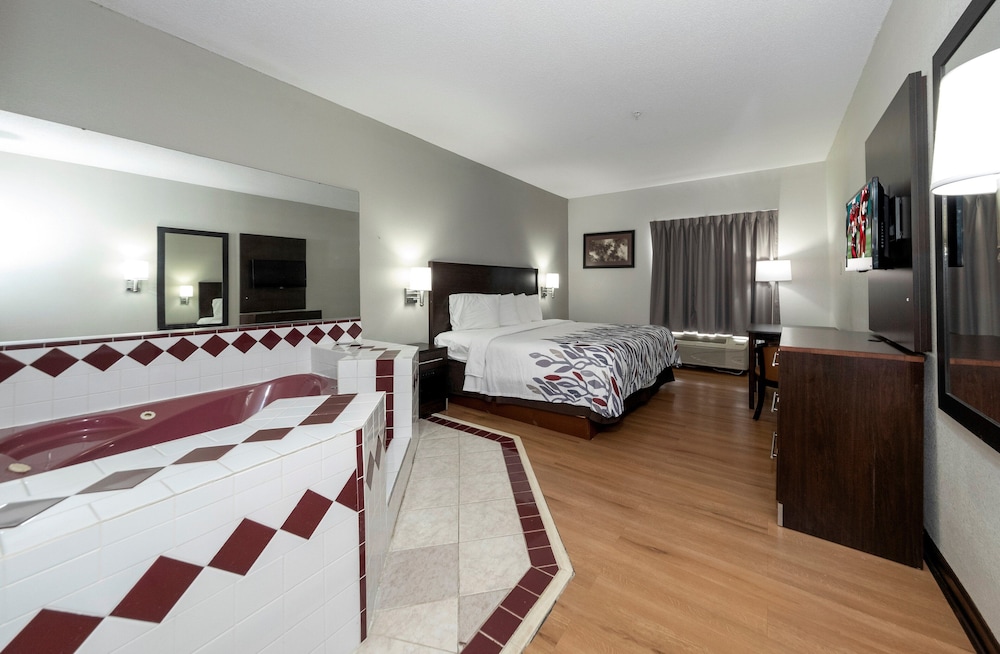 Suite, 1 King Bed, Smoking, Hot Tub - Photo 4