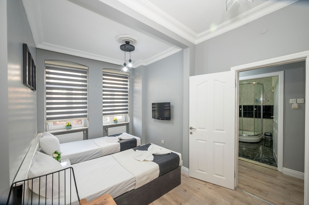 N) Four Bedroom Apartment Connection photo 2
