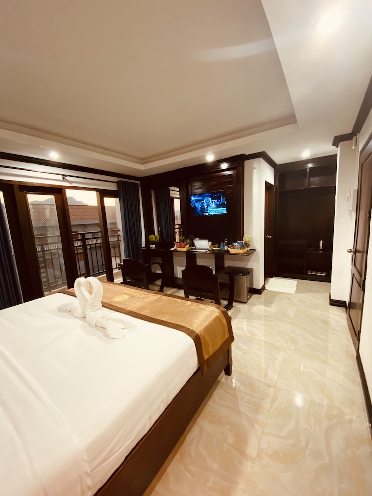 Deluxe Double With Balcony - Photo 9