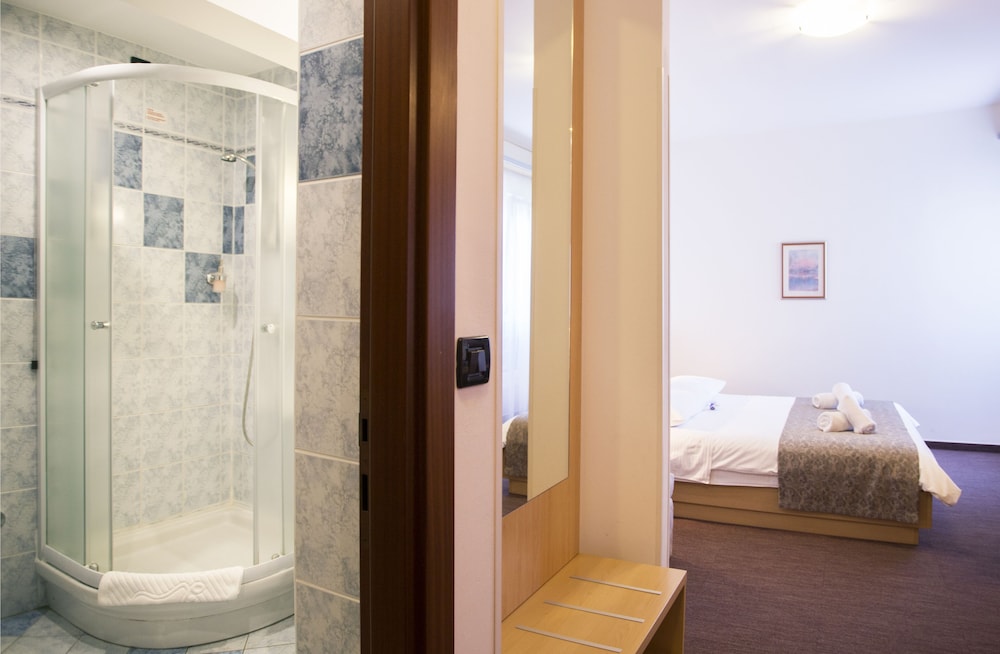 Double Room - Photo 5