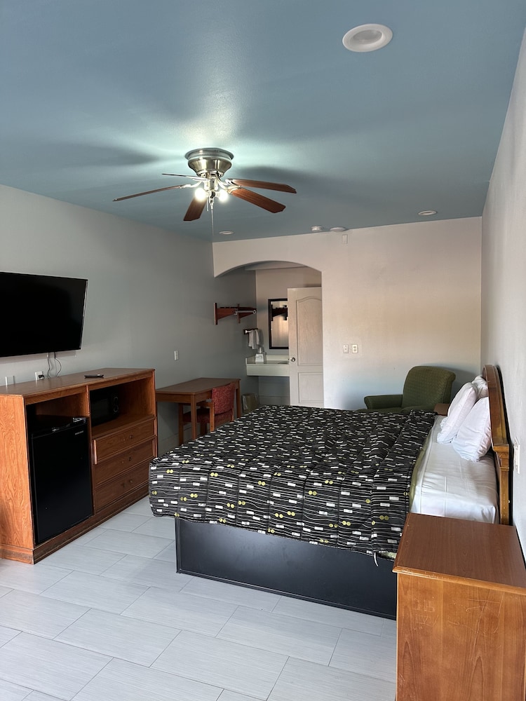 Standard Room, 1 King Bed - Photo 4
