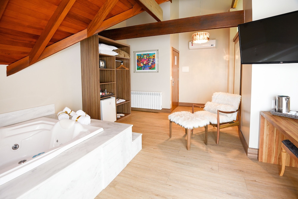 Master Suite with Hot Tub thumbnail 6