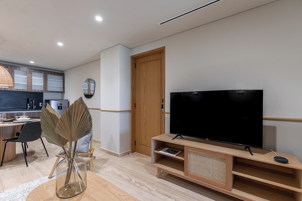 Executive Apartment with Balcony - Photo 6