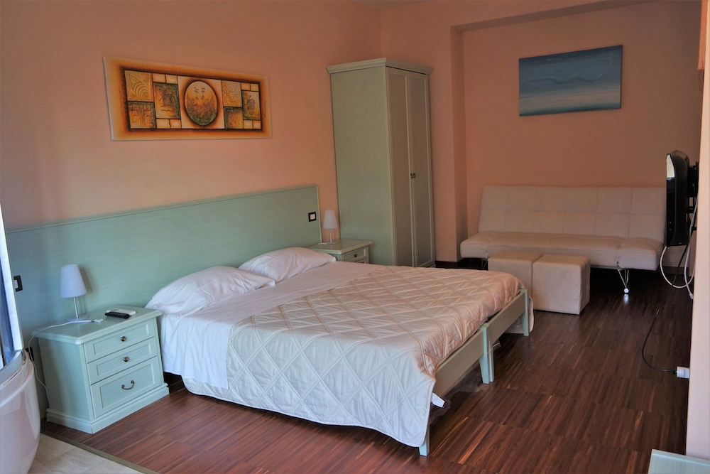 Deluxe Suite, Jetted Tub photo 1