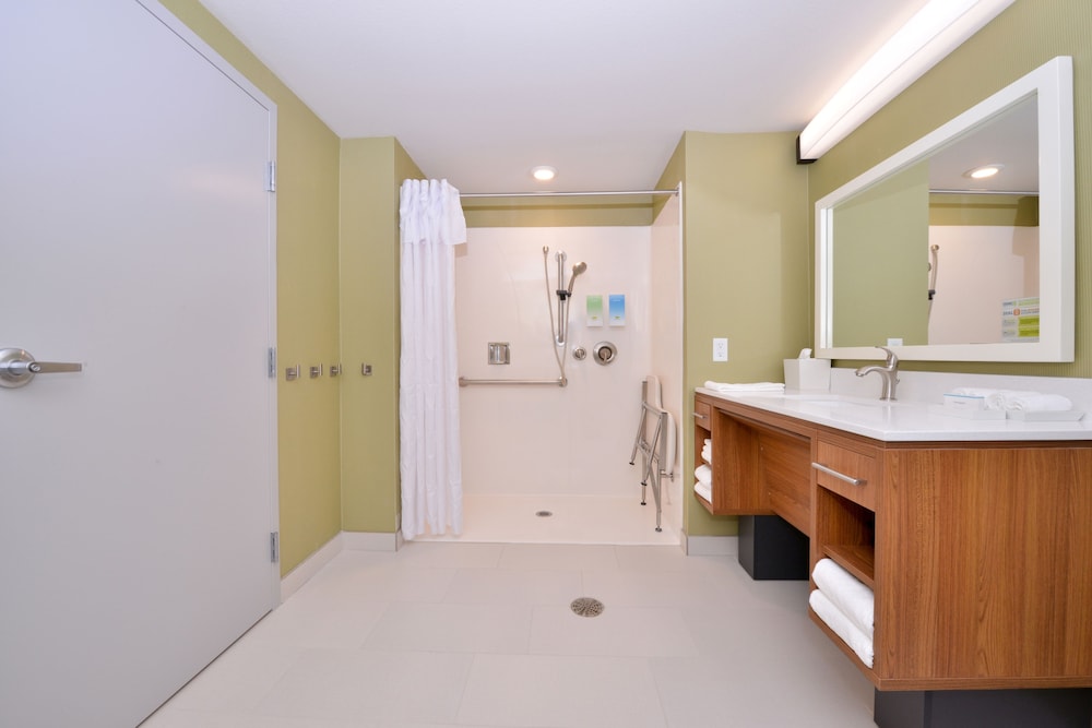 Suite, 1 King Bed, Accessible (Roll In Shower) photo 2