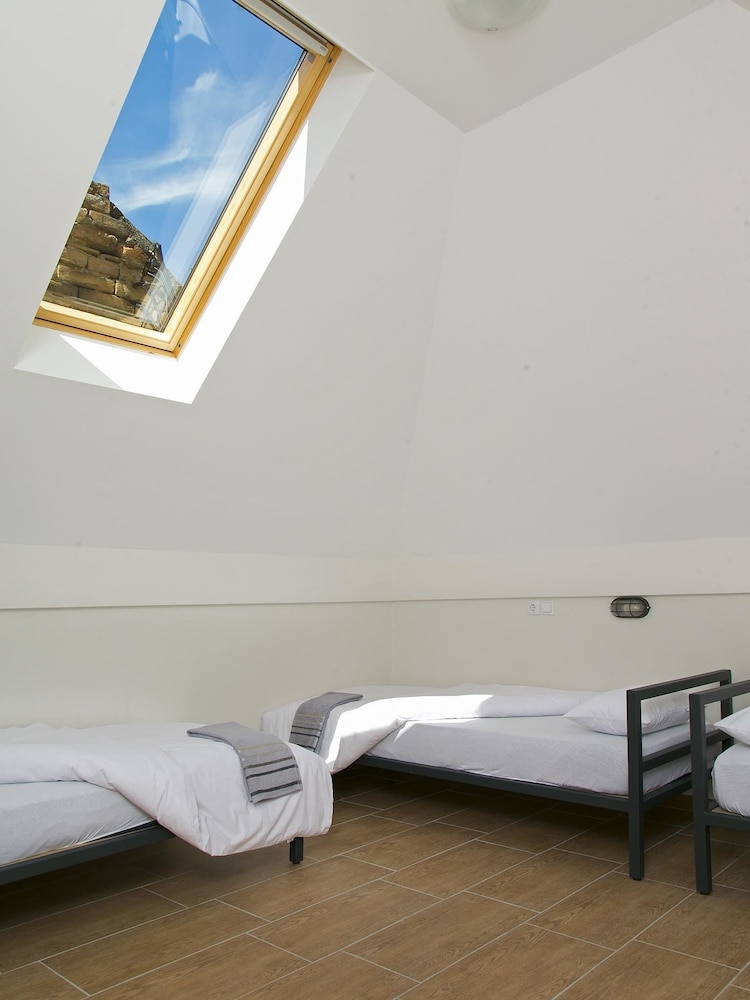 Room (5 Beds) photo 2