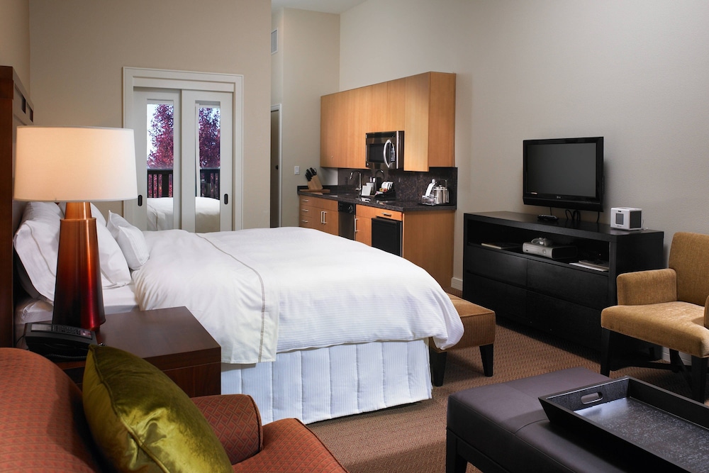 Deluxe Room, 1 King Bed - Photo 1