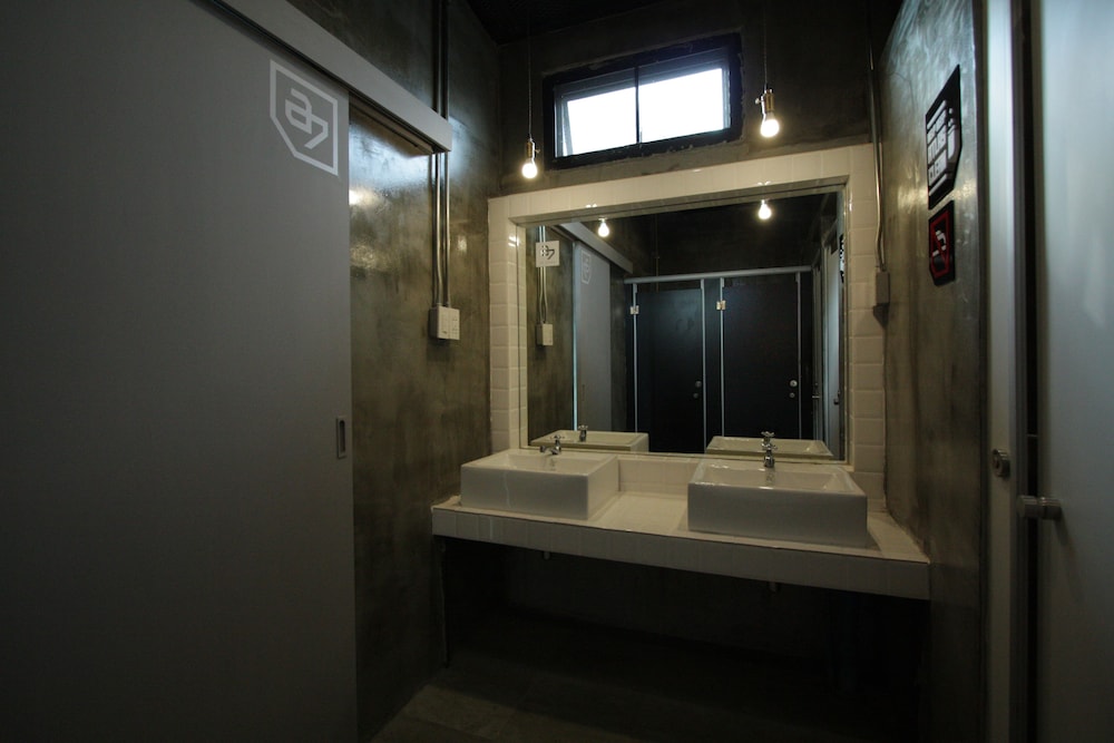 Attic Twin Private (Shared Bathroom) photo 3