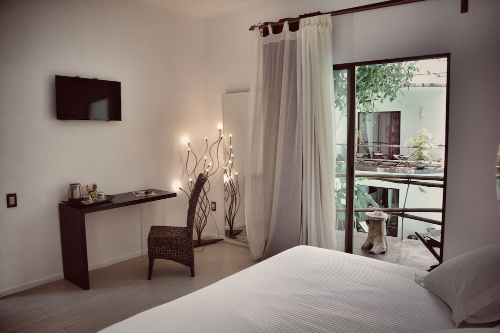 Deluxe Double Room, 1 King Bed, Pool View - Photo 5