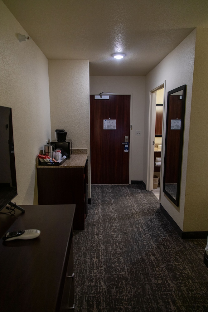 Room, 1 King Bed, Non Smoking (Guestroom Audible/Visual Alert) - Photo 4