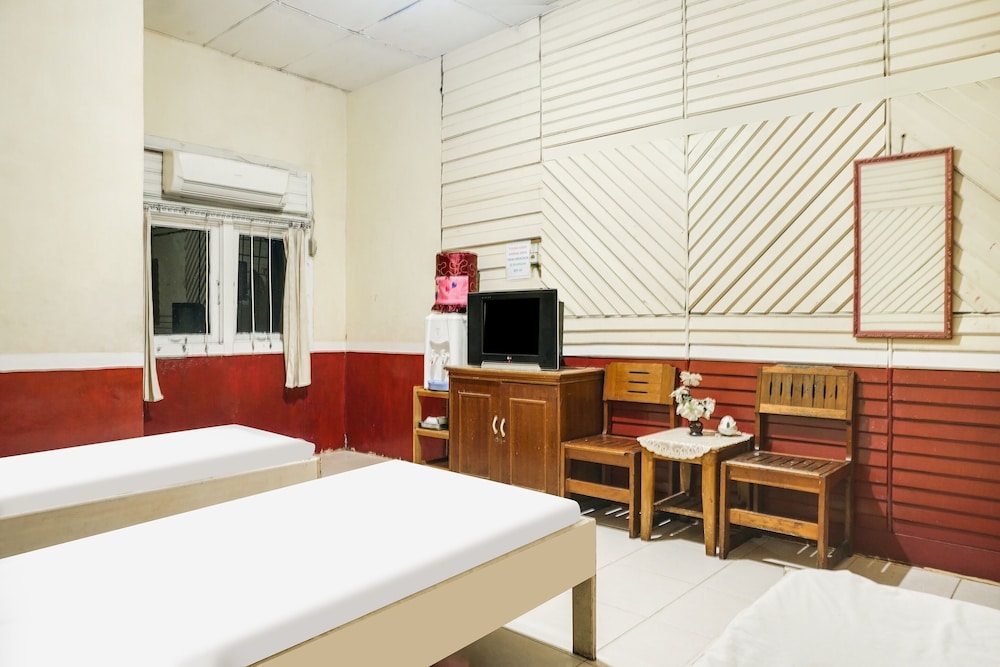 Economy Triple Room photo 3