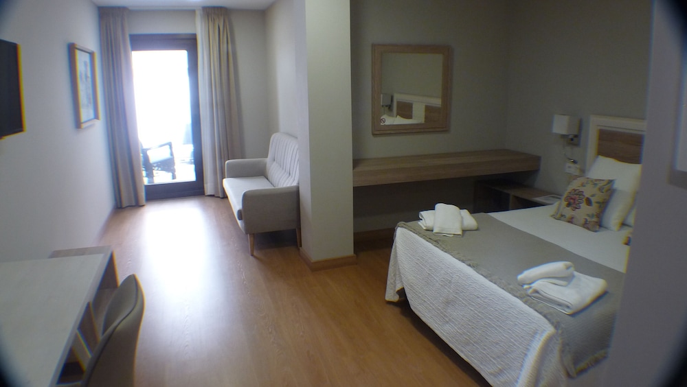 Superior Double Room, 1 Queen Bed, Private Bathroom - Photo 3