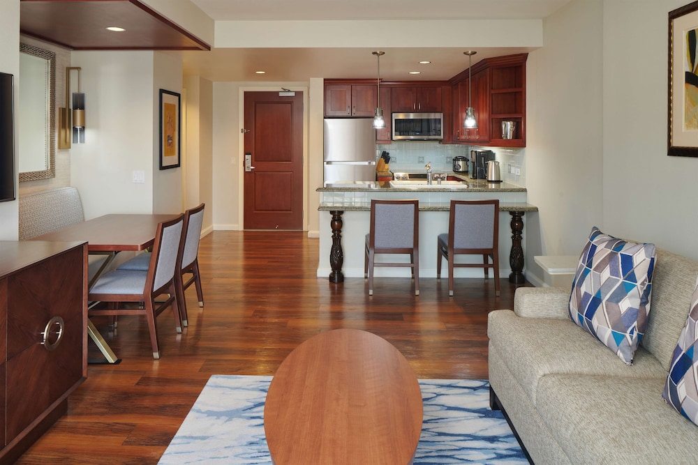 Suite, 1 Bedroom, Accessible, City View (Hearing, Roll-in Shower, LTD Ocean Vw)