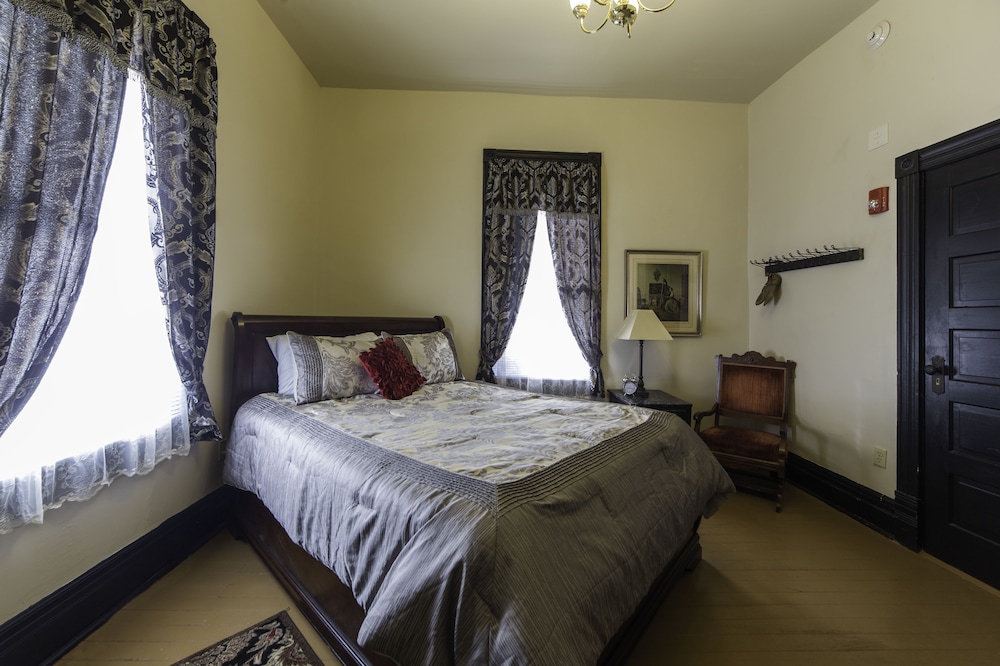 Comfort Room, Private Bathroom (Renfro)