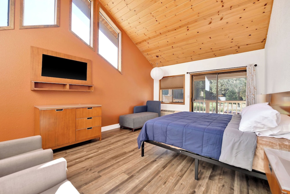 Deluxe King Bed photo 1