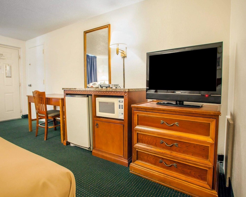 Standard Room, 1 King Bed, Non Smoking - Photo 4