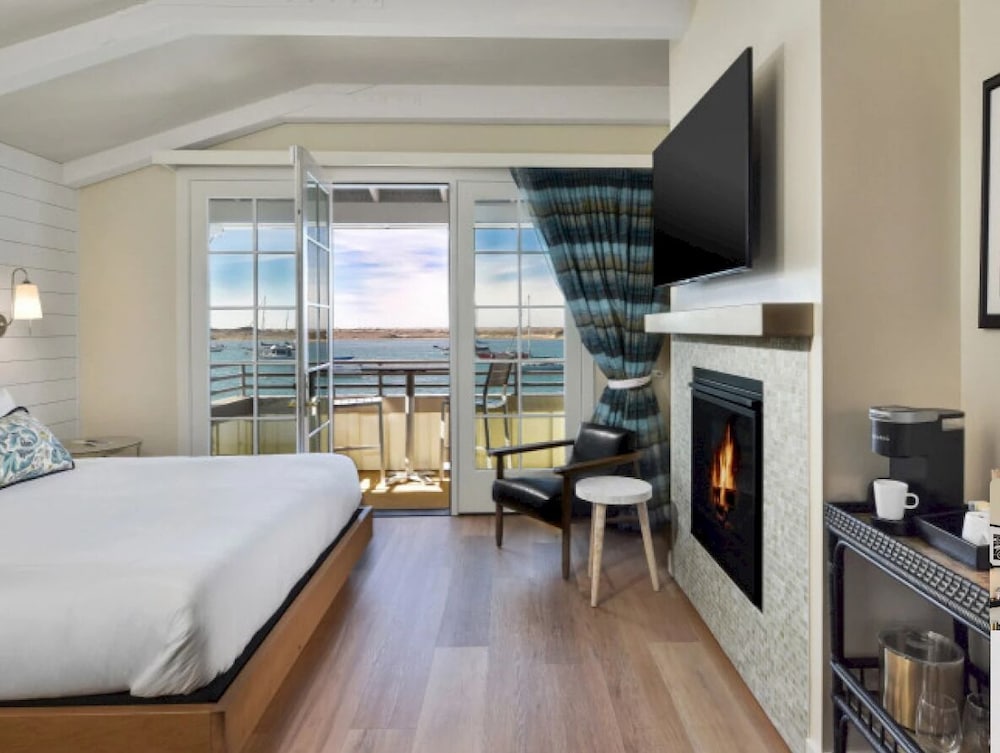 Exclusive Suite, Private Bathroom (PREMIER CALIFORNIA KING - Bay View) photo 2
