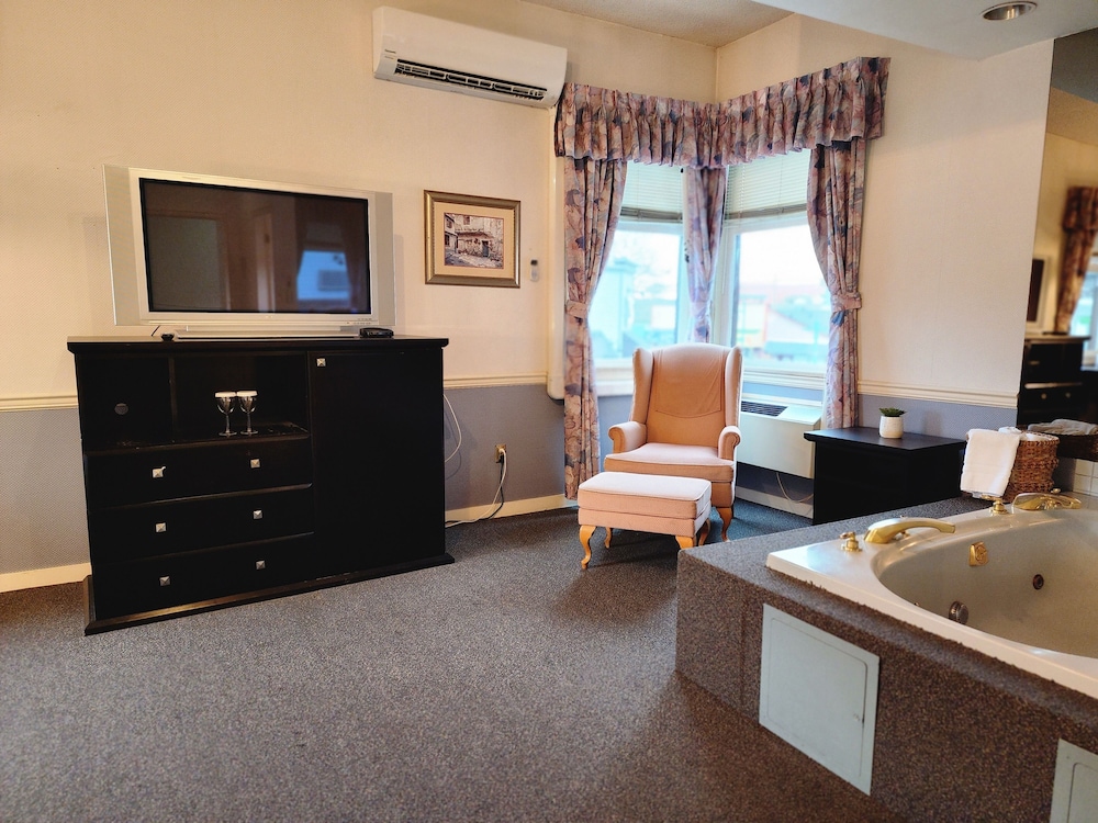 Deluxe Room, 1 King Bed, Jetted Tub photo 2