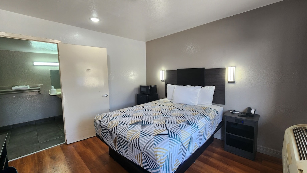 Deluxe Room, 1 Queen Bed, Accessible, Non Smoking photo 1