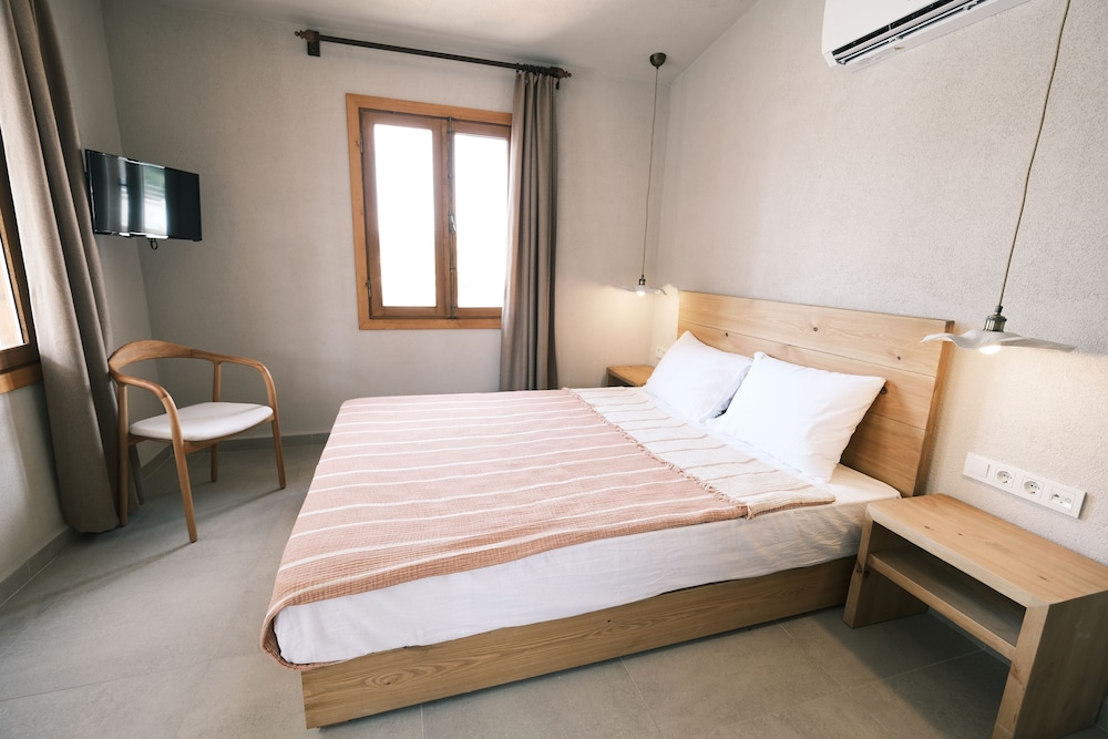 Deluxe Double Room, 1 Queen Bed, Balcony - Photo 1