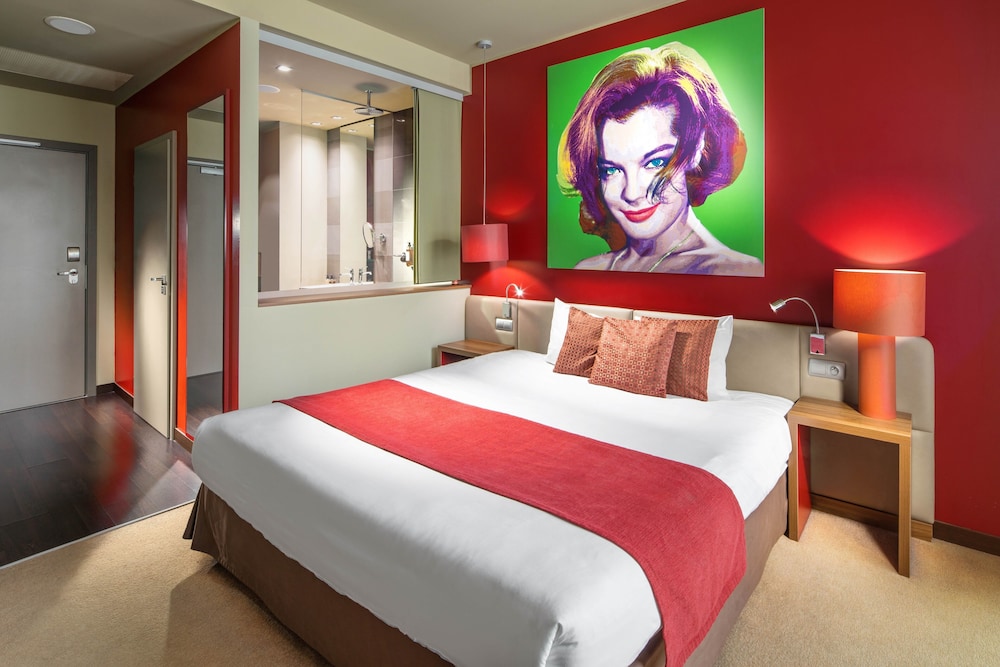 Standard Room, 1 King Bed, Non Smoking - Photo 5