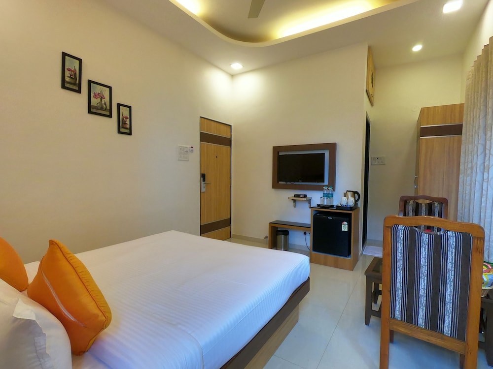 Executive Room with Balcony - Photo 7