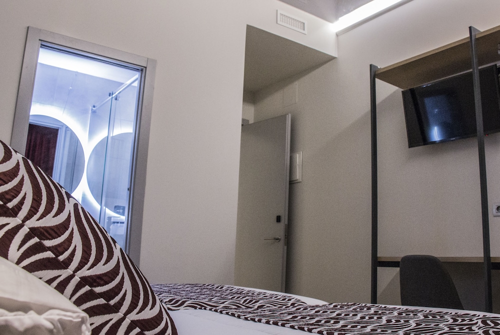 Basic Twin Room, Private Bathroom (D2C) - Photo 2