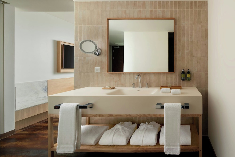 Deluxe Room, 2 Twin Beds, Resort View (Balcony) - Photo 11