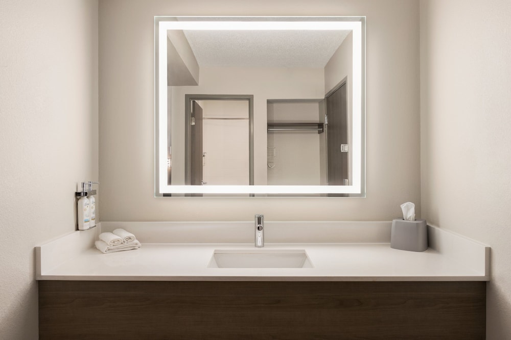 Standard Room, 1 King Bed, Accessible (Communications, Extra Floor Space) - Photo 5