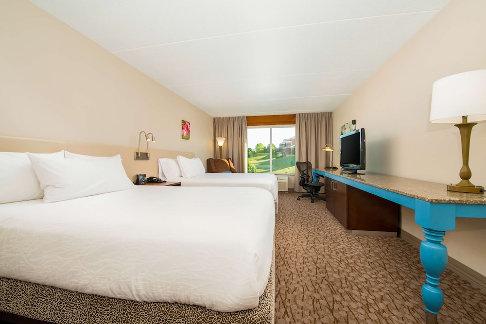 Room, 2 Queen Beds (Drinks & Snacks) photo 3