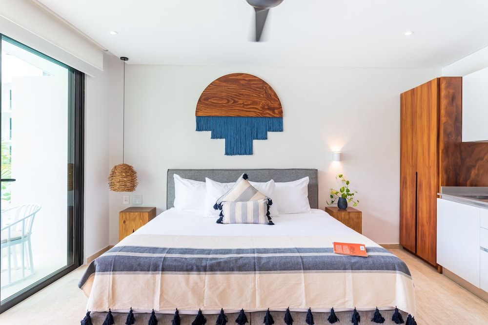 Standard Studio, 1 King Bed, Partial Lake View