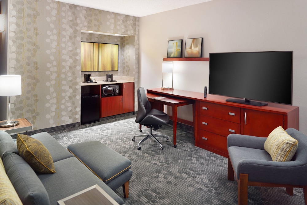 Suite, 1 Bedroom, Balcony - Photo 4