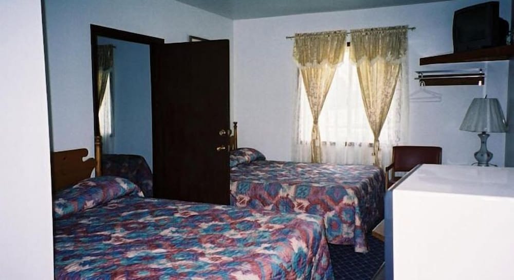 Cabin, 2 Queen With Microwave & Fridge And Features A Deck