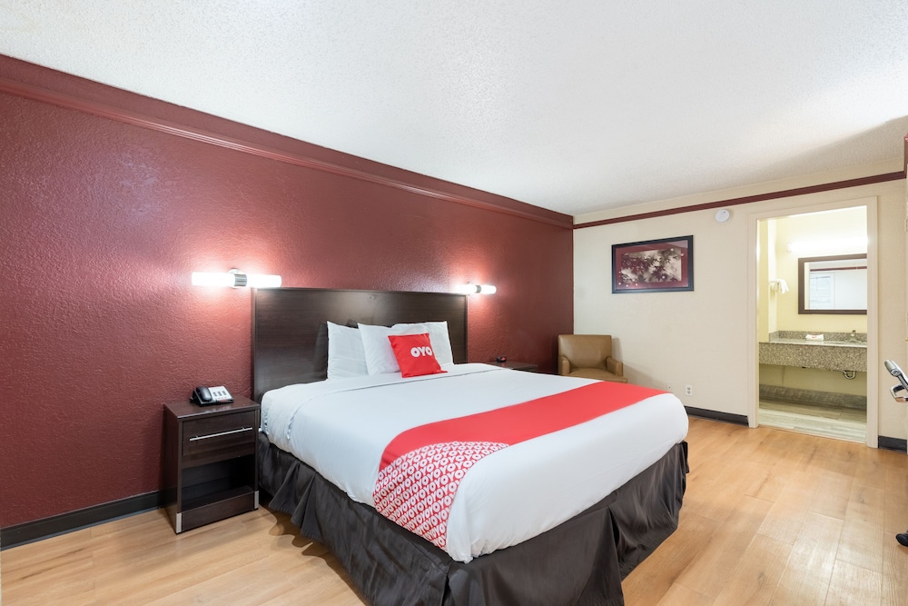 Room, 1 King Bed, Smoking photo 1