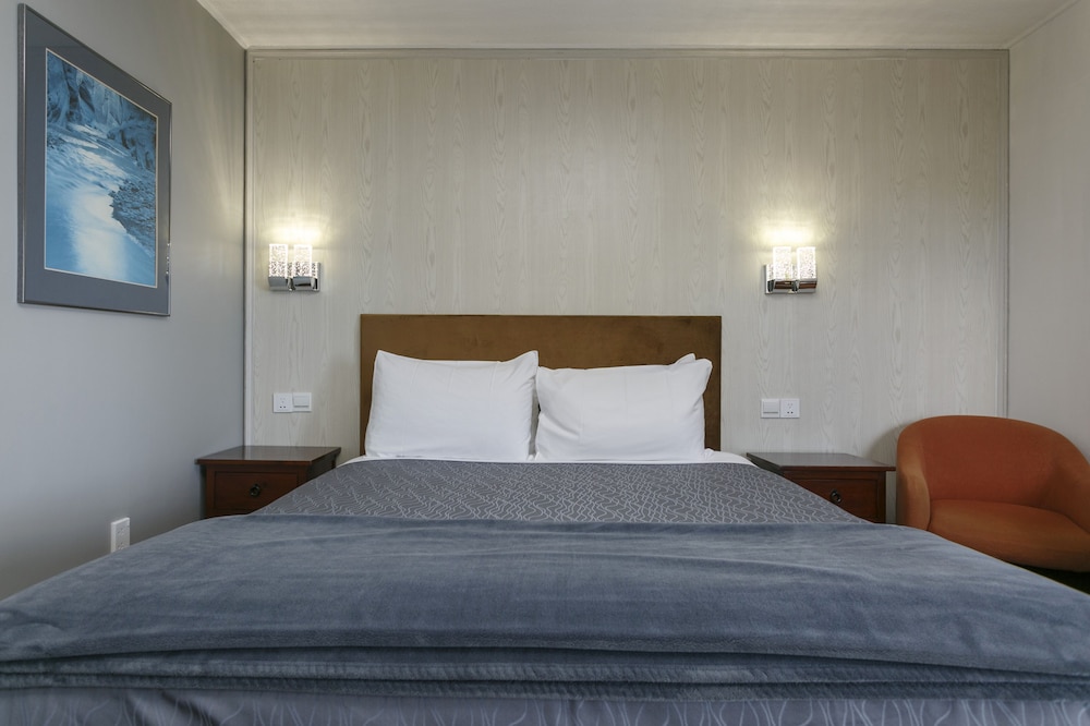 Lakefront Thermal Spa Studio King Bed Ground Floor (partial view) photo 3